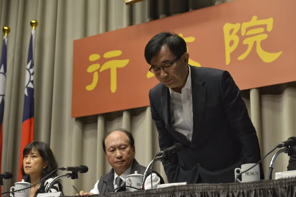 台鐵局長請辭獲准　交長鞠躬道歉：該負的責任絕不迴避