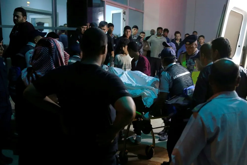 約旦死海地區洪水沖走學童巴士　至少18人死亡