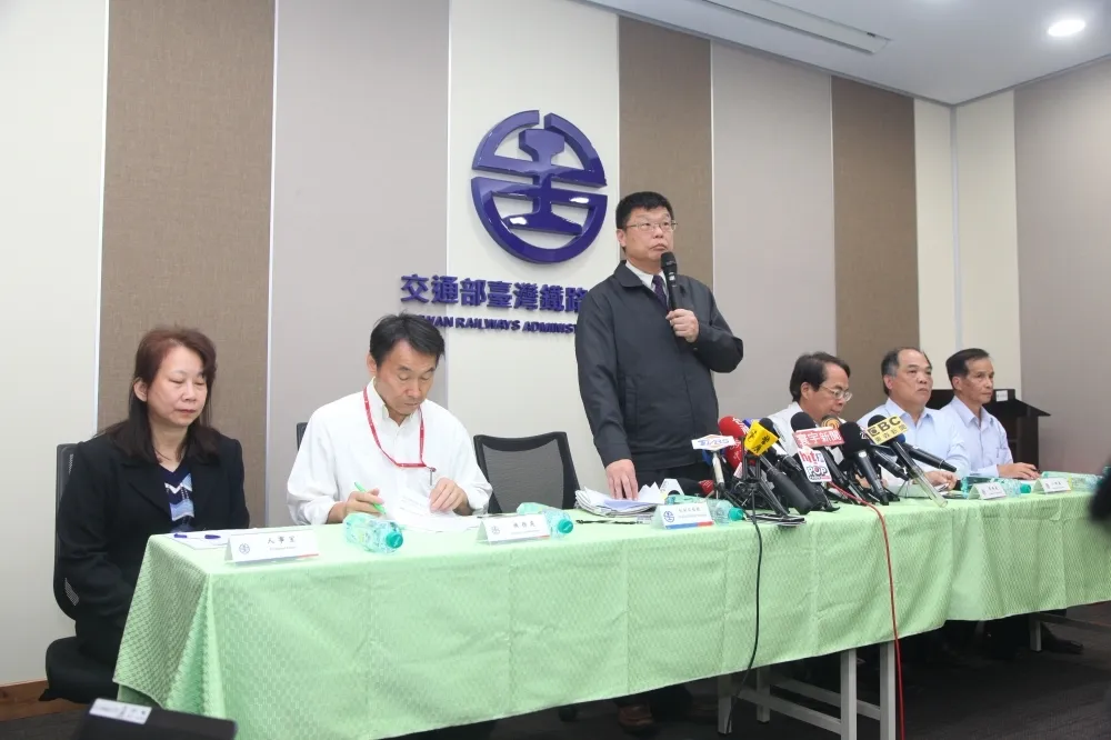投書：是誰讓孤獨的火車司機邊開車邊修車