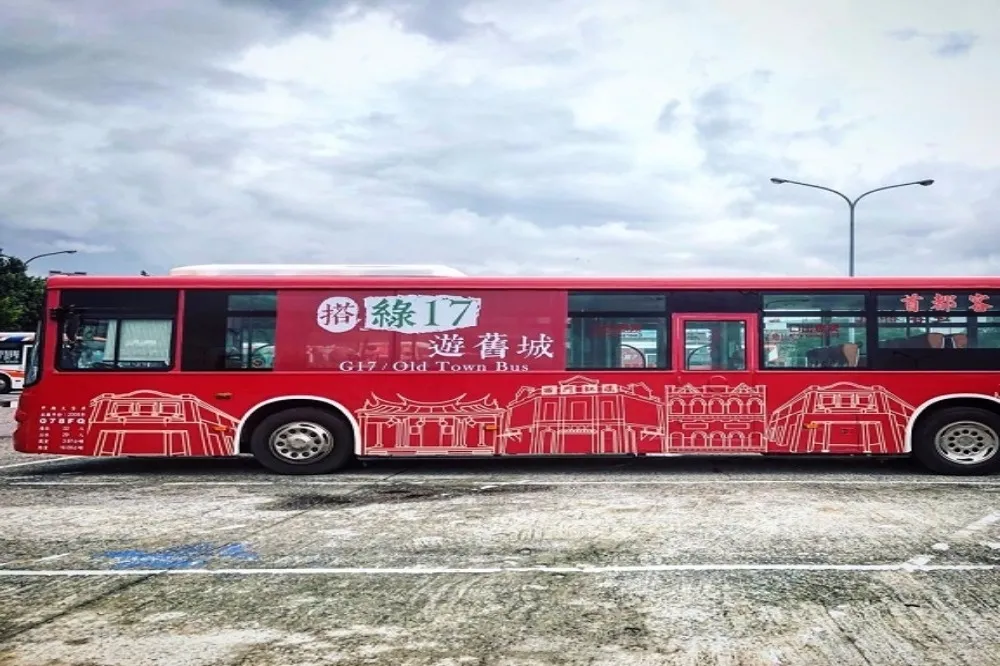 大稻埕「綠17舊城公車」 變身50年代茶行、布行、中藥行 