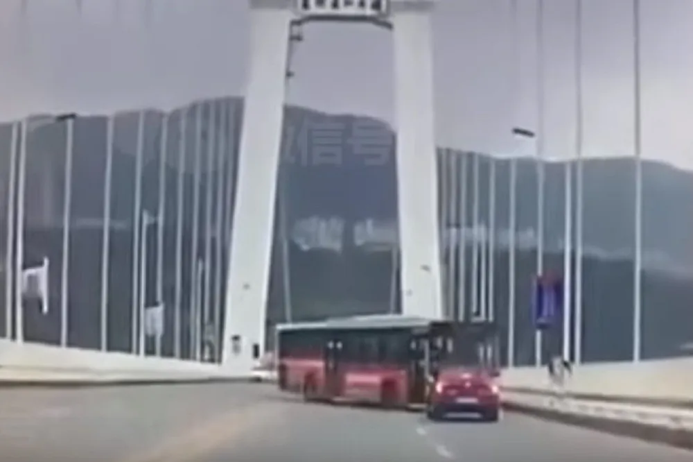 【影片曝光】中國重慶公車逆向撞車後墜江　小客車駕駛丈夫：我們才是被害者