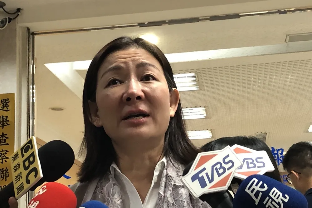名媛厲馥華控萬海總裁以合約威脅　要求看她「國王的新衣」