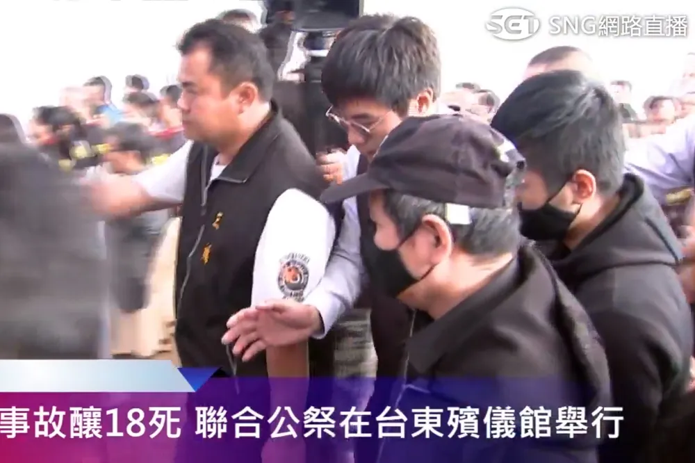 尤振仲參加普悠瑪罹難者台東聯合公祭　痛哭上香跪拜致意