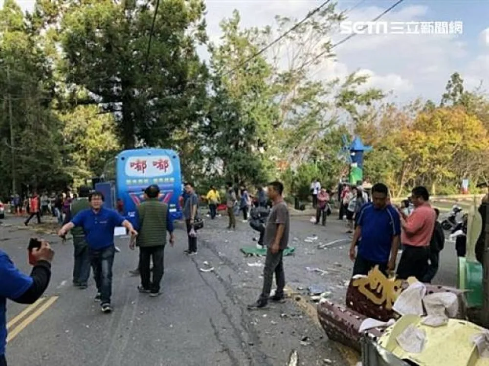 清境農場遊覽車失控撞路樹　23人輕重傷領隊送醫不治