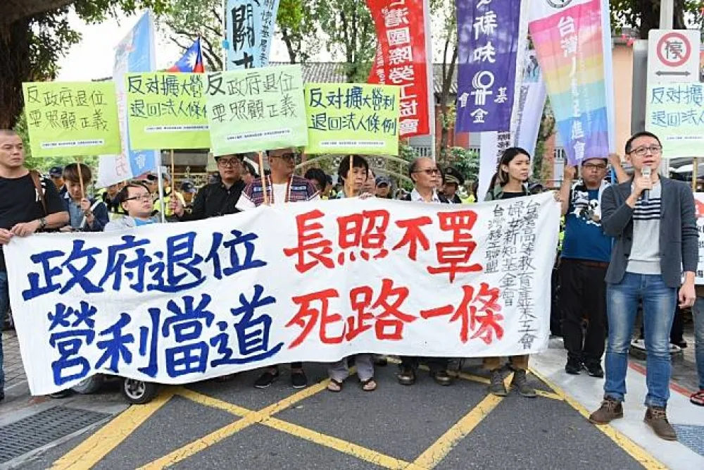 長照擬開放保險業資金　民團批政府卸責：沒錢者死！