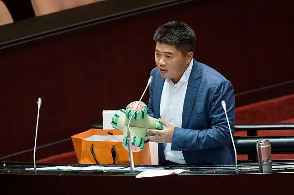 【自嘲消波塊當和事佬】顏寬恆勸李永得：臉書講徐榛蔚圍毆太過頭
