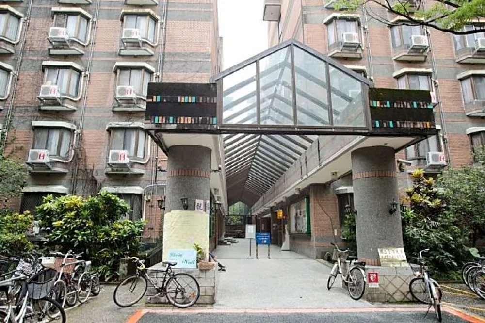 張男父母到醫院探視謝男　發道歉聲明認「孩子過不了情關」