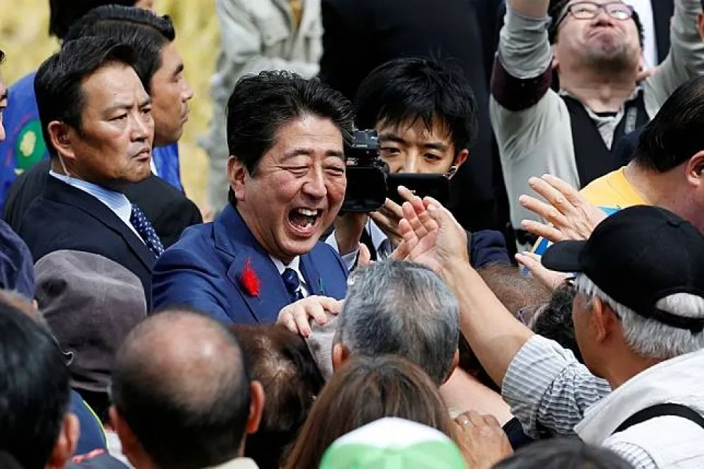 小池氣勢受挫　安倍正隔山觀虎鬥