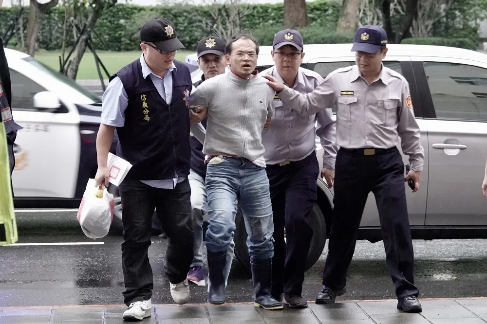 【影片】李明彥遭逮　一路大喊：是鋼條打人，不是我打的