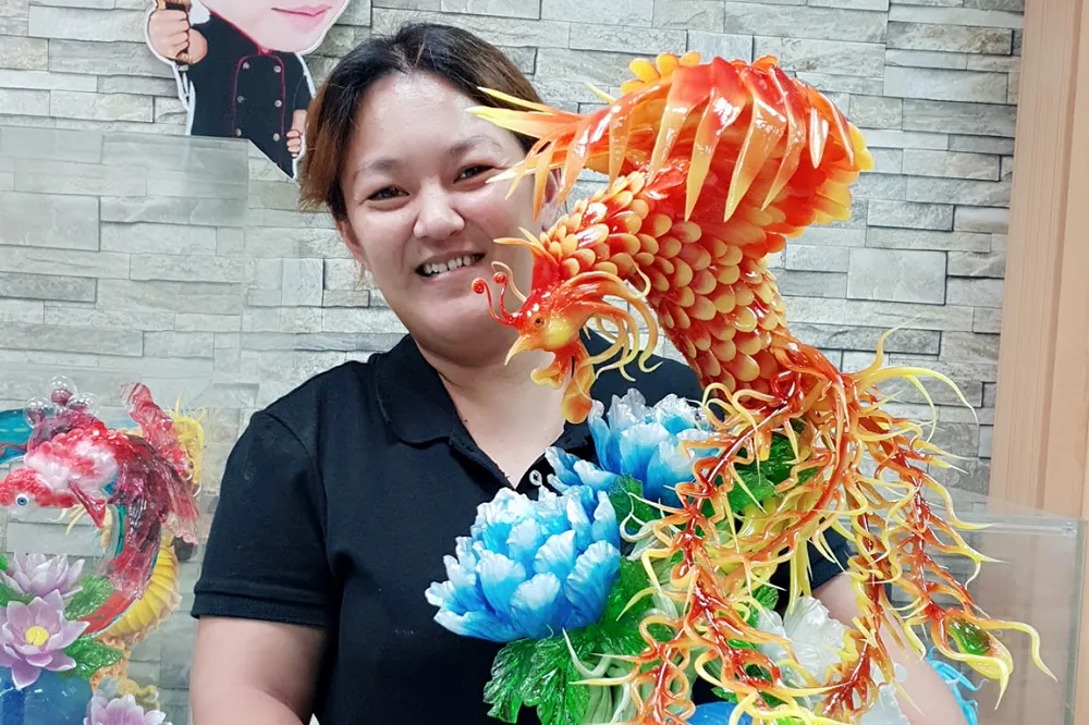 【遭航警摔損】經過一天一夜的修復　拉糖作品「火鳳凰」重生奪金牌