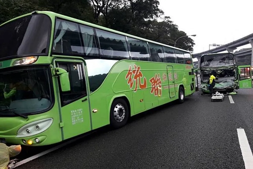 【國道車禍】統聯追撞統聯　7人送醫治療