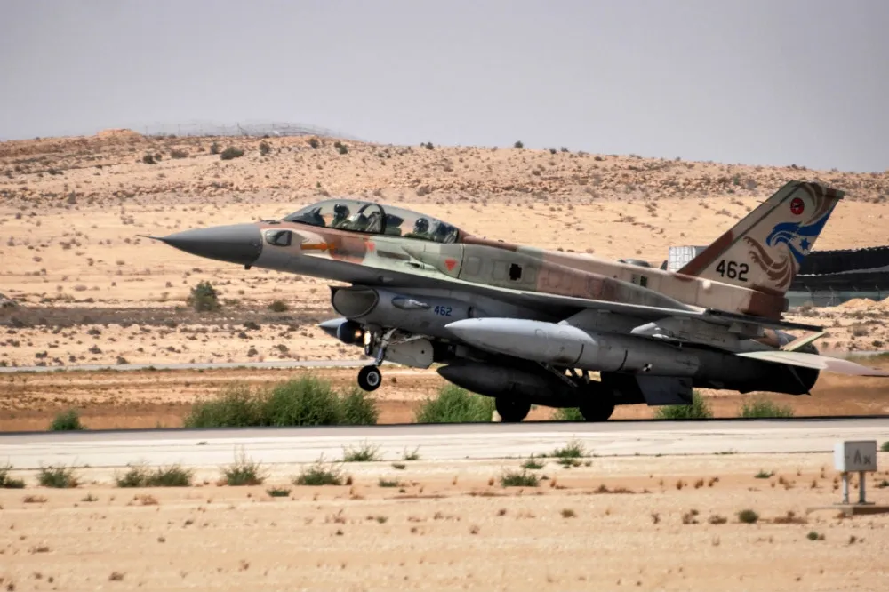 【飛行員平安】以色列現役F-16 I戰機　疑因煞車失靈　降落險釀大禍