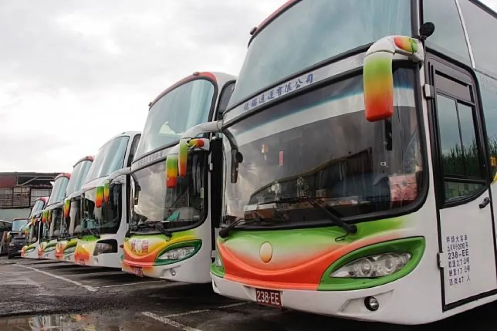 4歲以上乘客搭遊覽車　11月起須全程繫安全帶