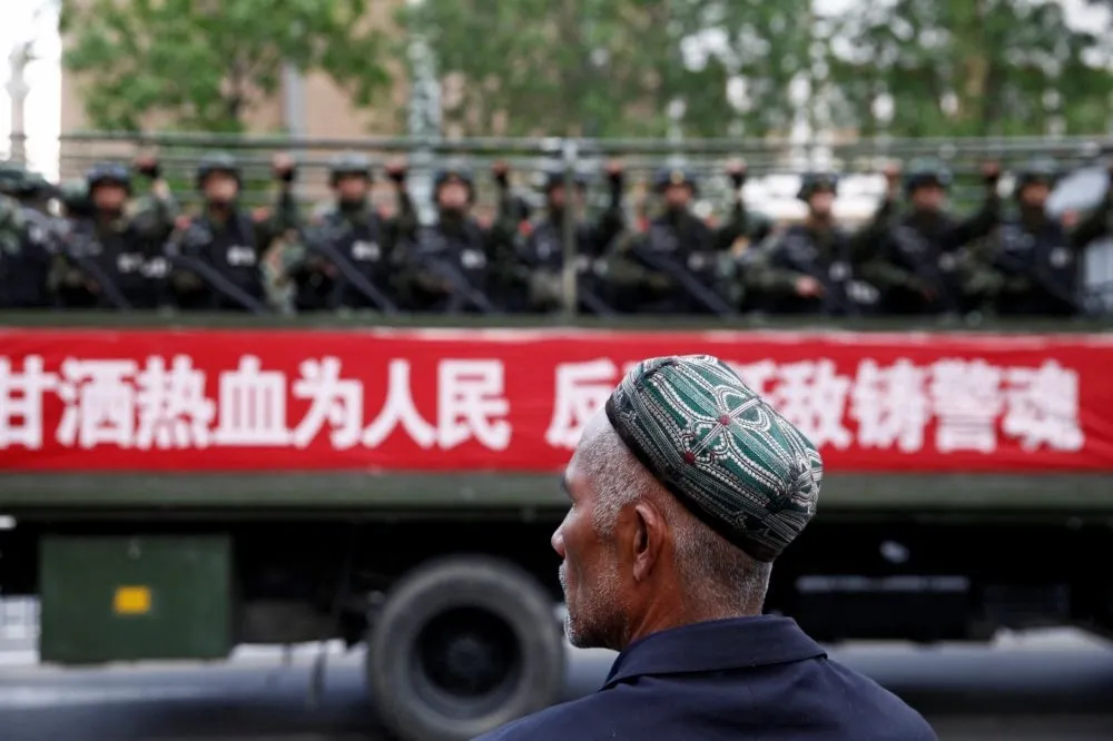 大量招聘漢人「黨衛軍」的新疆