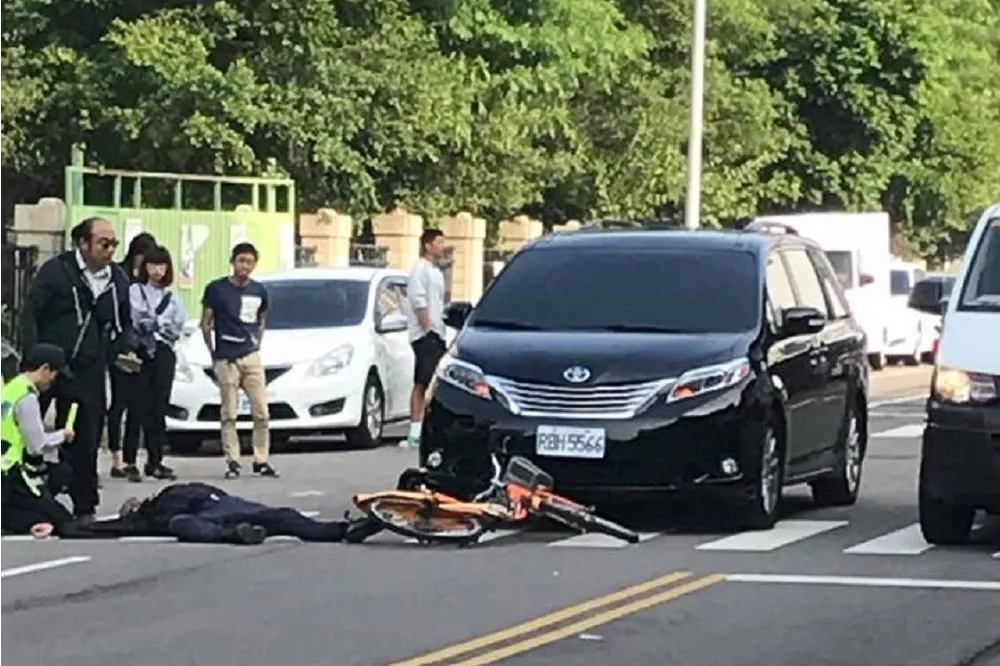 黎明幼兒園長林金連騎單車　「自殺式」逆向衝撞林佳龍座車　