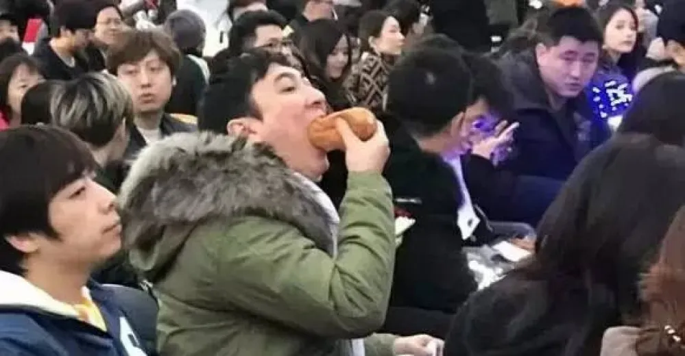 【英雄聯盟】照片被瘋傳惡搞　王思聰：別再轉發我吃熱狗的照片了行嗎？！