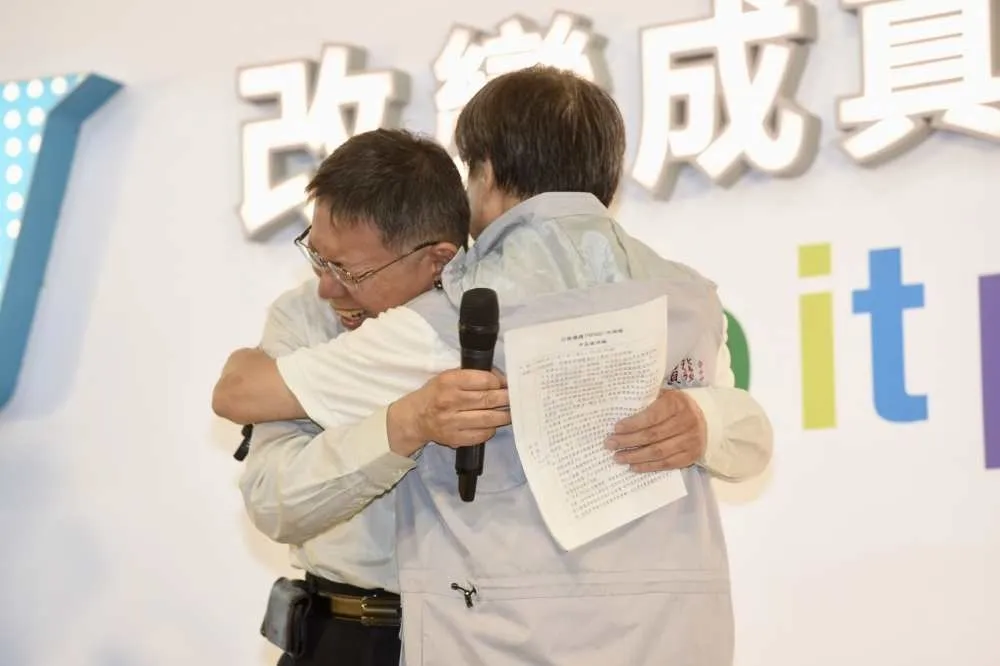 不捨小野淚崩回擊丁守中　柯文哲2度送上擁抱致歉　