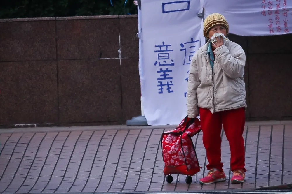【最嚴重紅害襲台】台北盆地被霧霾覆蓋　高達29站呈「紅色警戒」