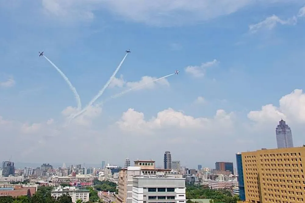 【國慶熱身】空軍雷虎小組炫技　凱道上方大秀「傘形展開」