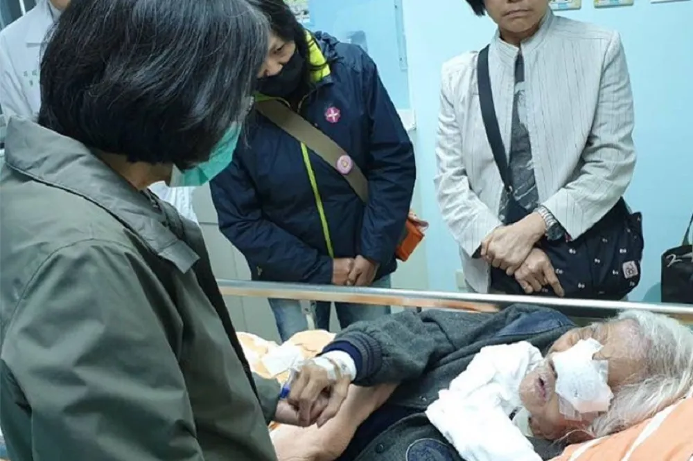 史明101歲生日跌倒　蔡英文急趕醫院探視　