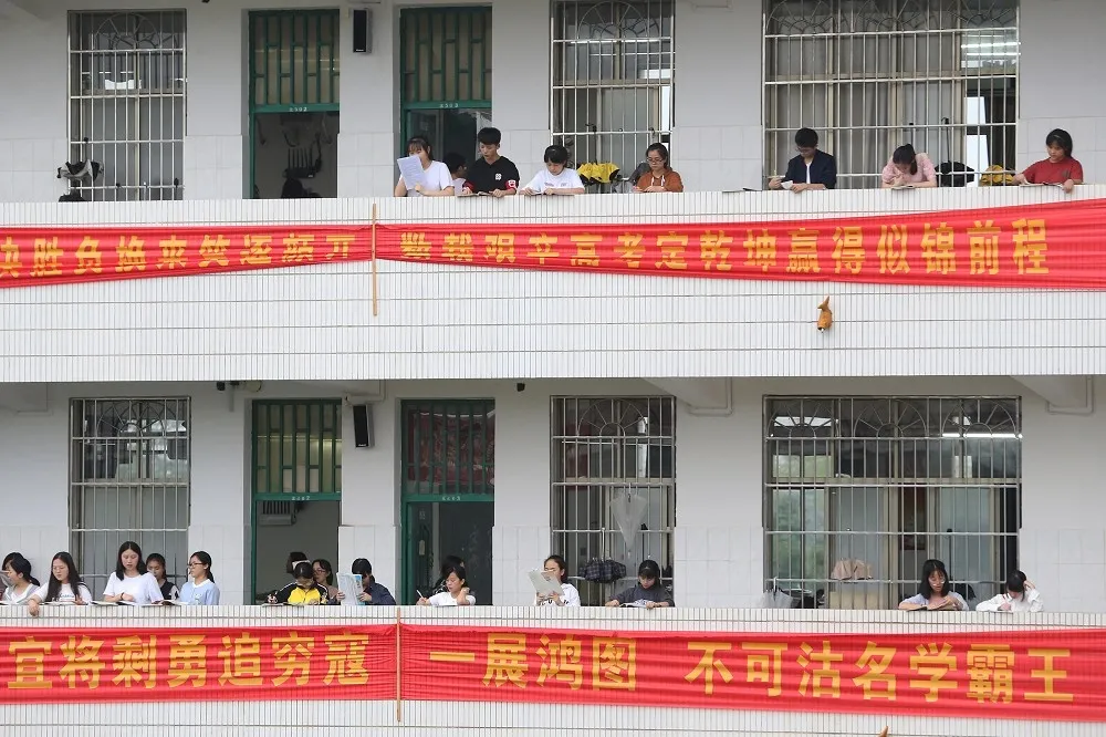 中國重慶提高考「政審」挨轟　考試院提油救火