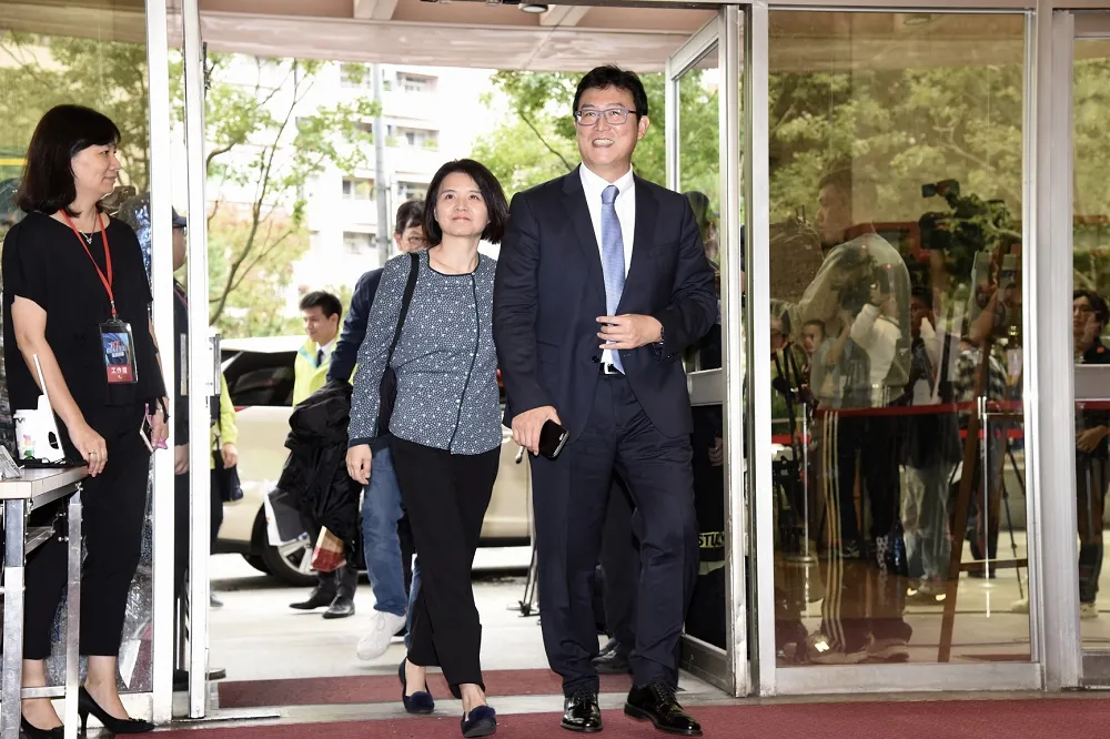 【北市長辯論】姚文智被柯媽罵「沒路用」　一度哽咽、向母親道歉