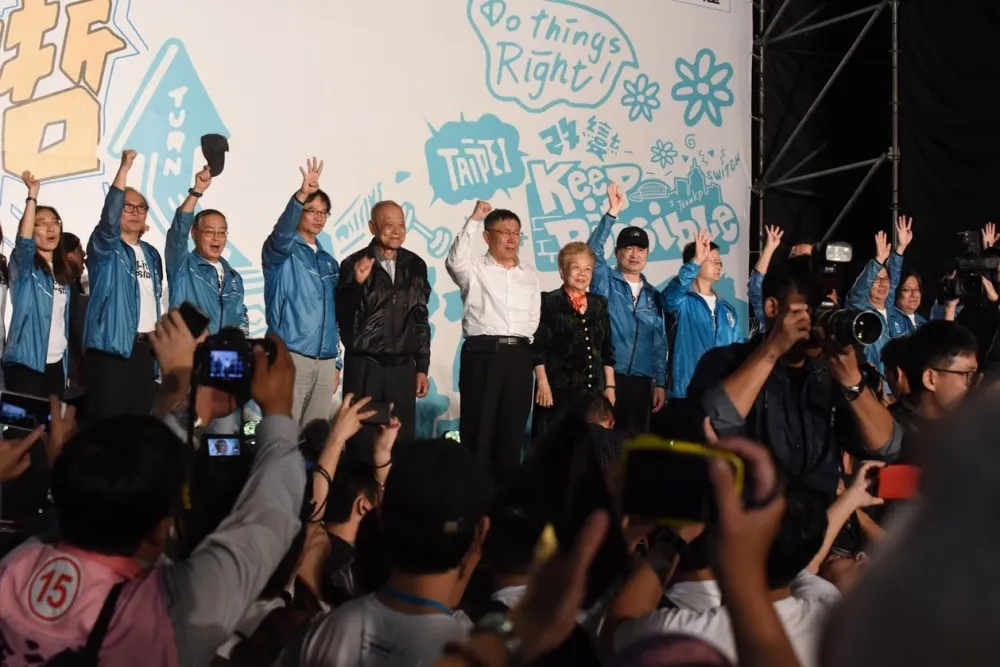 【萬人挺柯】20分鐘演講數度哽咽　20位局長上台陳景峻和林欽榮未現身