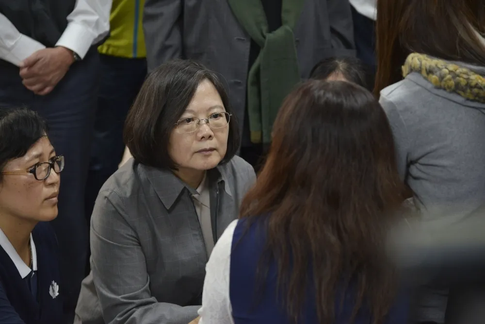 【封關民調總覽】蔡政府執政滿意度跌破3成　6都選戰藍有望搶3