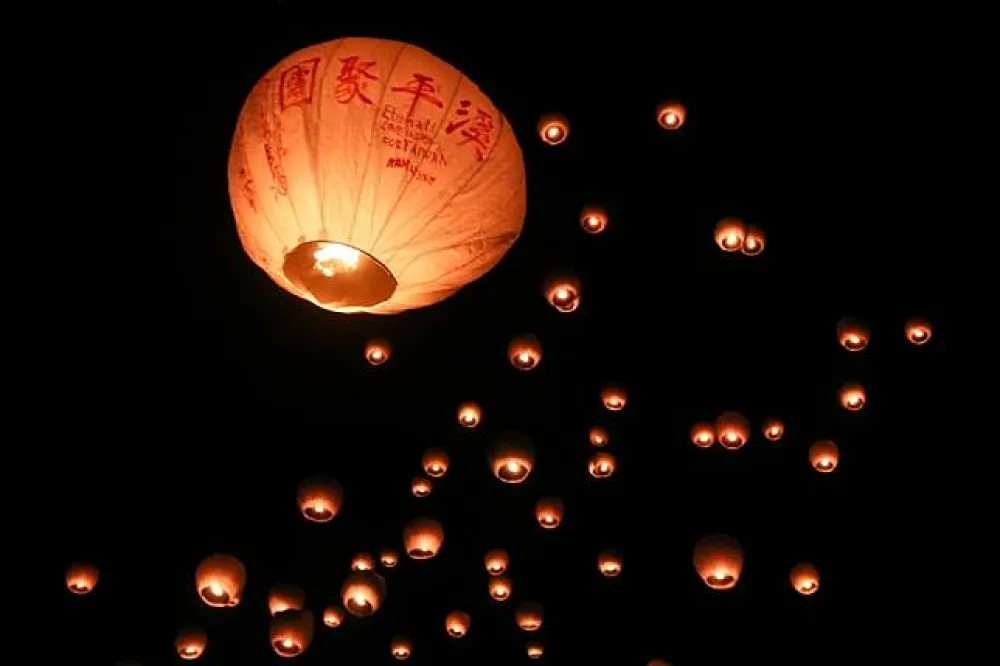 【平溪慶中秋】800盞天燈冉冉升起　15呎主燈點亮星空