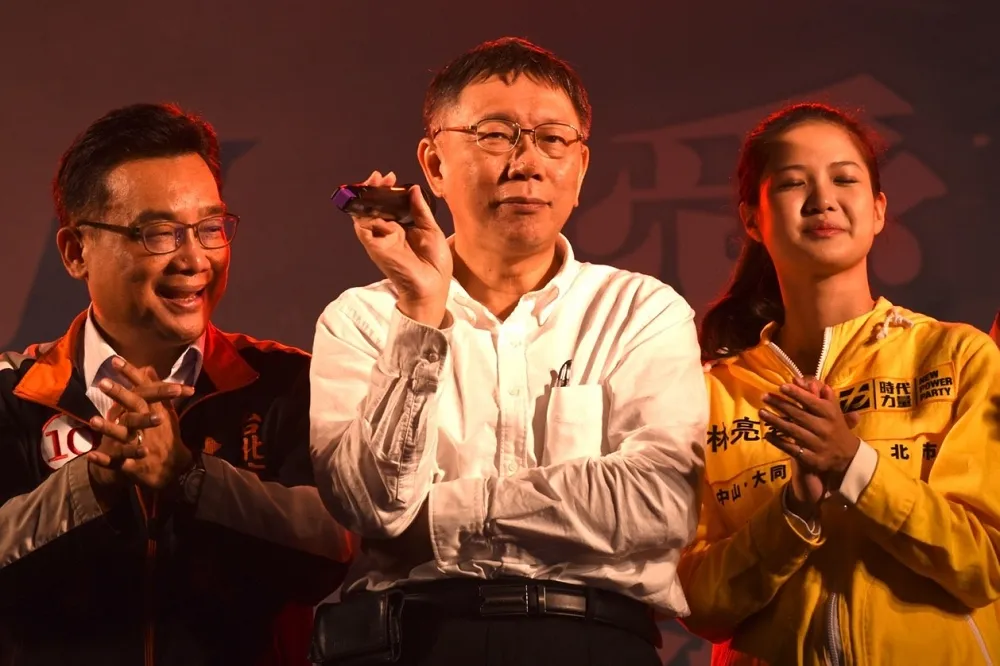 柯文哲開金嗓引2千民眾進場　時力林亮君現身K歌吸選票