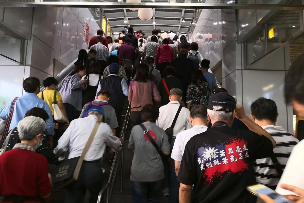 【有片】「韓粉」造勢晚會意猶未盡　 高捷車廂上亢奮再唱「夜襲」