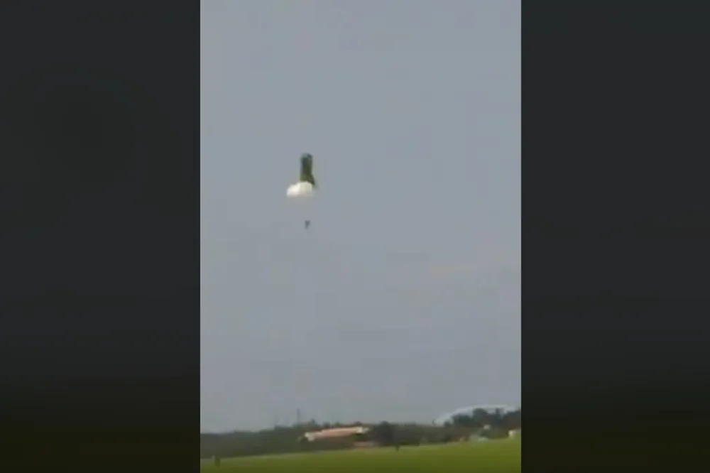 【嚇死寶寶了】屏東傘兵主傘故障未開　民眾直擊驚險瞬間