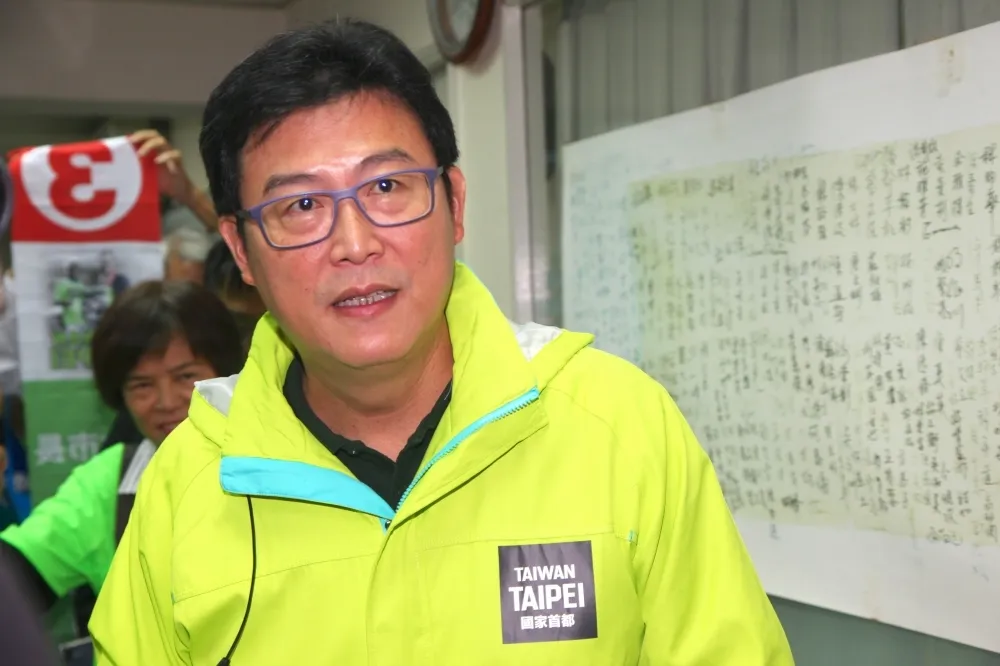 姚文智稱媽媽「在陰暗客廳發抖」　網酸：柯P政策可照顧姚媽媽