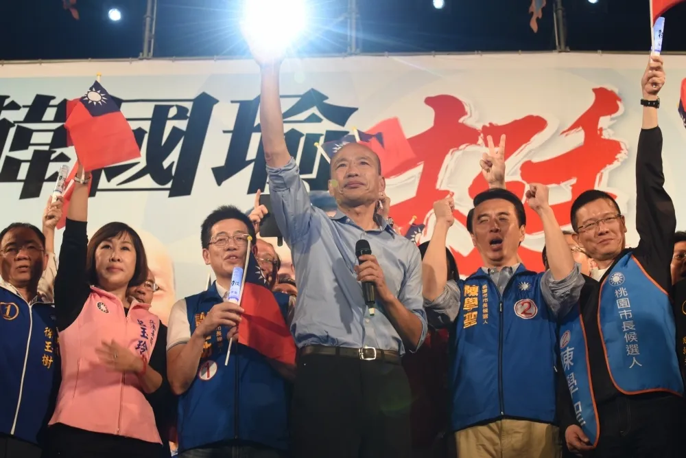 【超級星期六】韓國瑜鳳山晚會造勢拚人氣翻倍　泛綠辦大遊行軋場