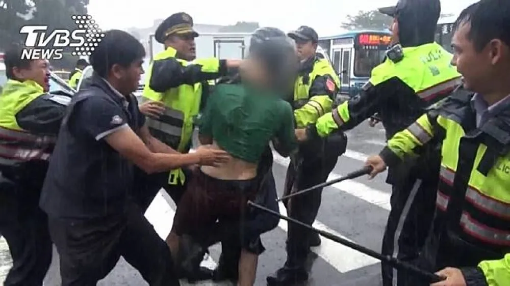 襲警男原來是中研院約聘助理　行為脫序將遭停職處分