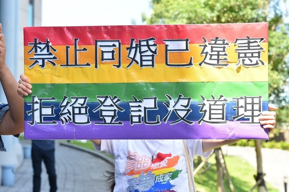【釋憲後首件同婚判決】法院兩面討好徒增困擾　中央地方繼續踢皮球