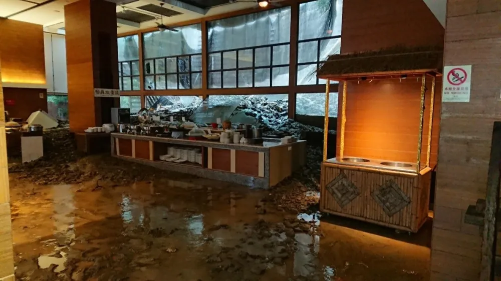 豪雨狂炸台東　知本富野飯店大廳慘遭土石流灌破