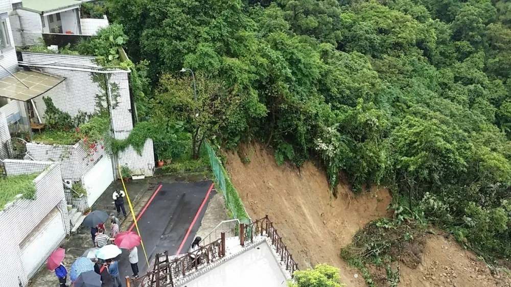 汐止水源路土石崩塌　緊急撤離7居民