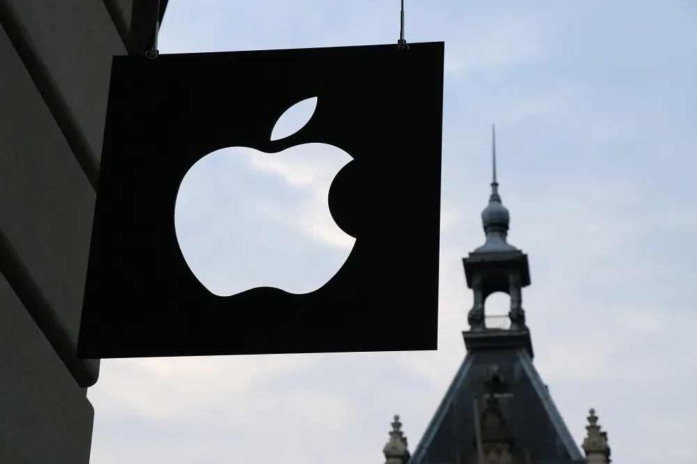 【果粉信仰不足】iPhone XR訂單大砍1/3　鴻海市值大跌破兆