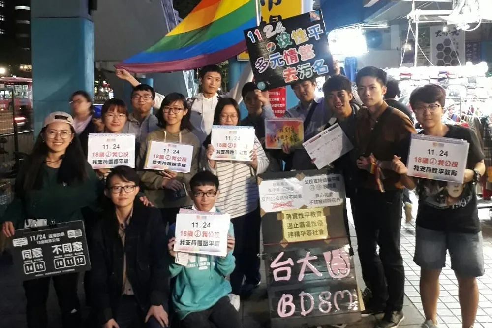 【公投在即】台大生自發掃街挺平權　遭嗆「你們沒有愛！」