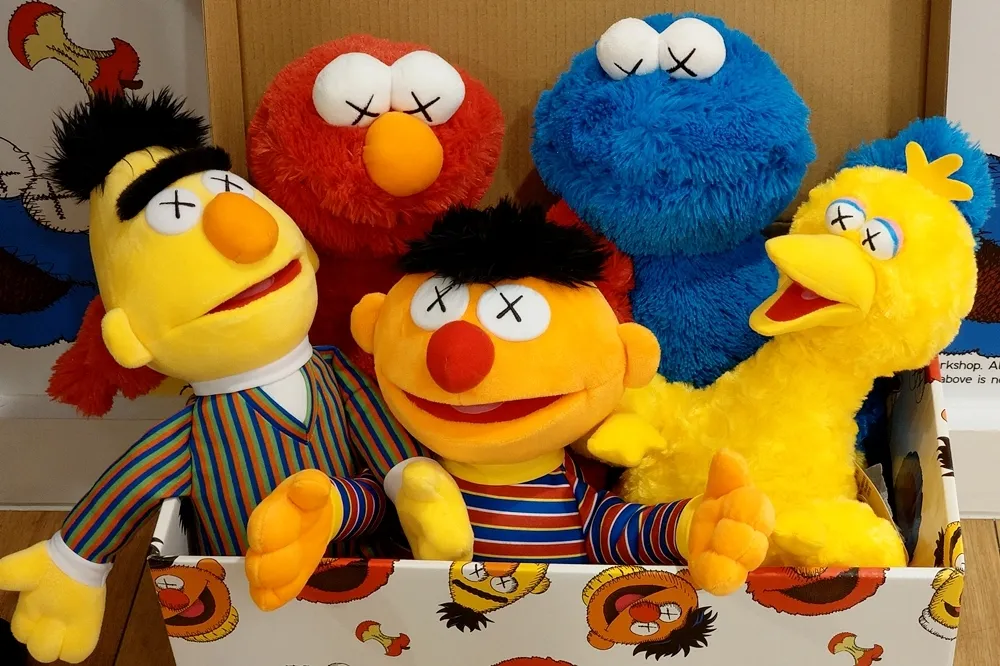 11/23開搶！KAWS x SESAME STREET玩偶收藏組搶先亮相
