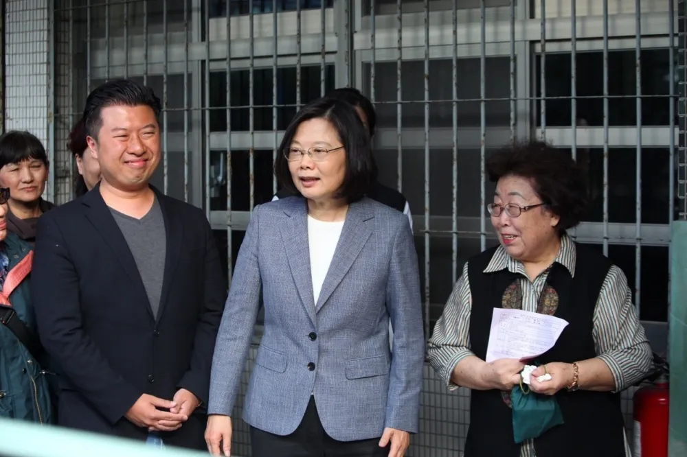 【九合一選舉】蔡英文排近半小時等投票　蘇貞昌：希望大家耐心等待