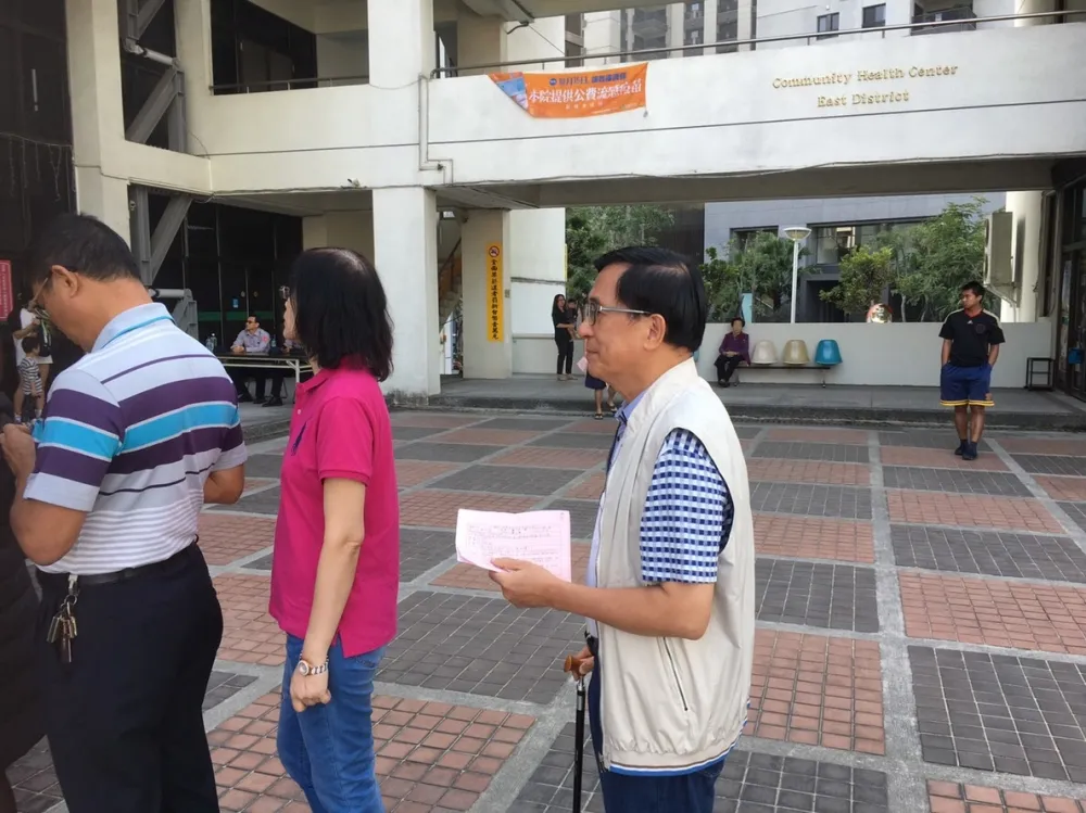 陳水扁拄拐杖現身台南投票　「十年來第一次」行使公民權