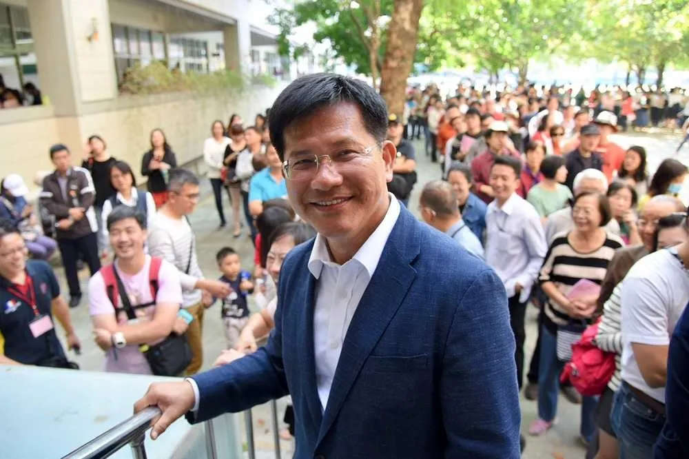 【圖輯】九合一大選開戰　龍燕攜伴投票、陳其邁手比愛心