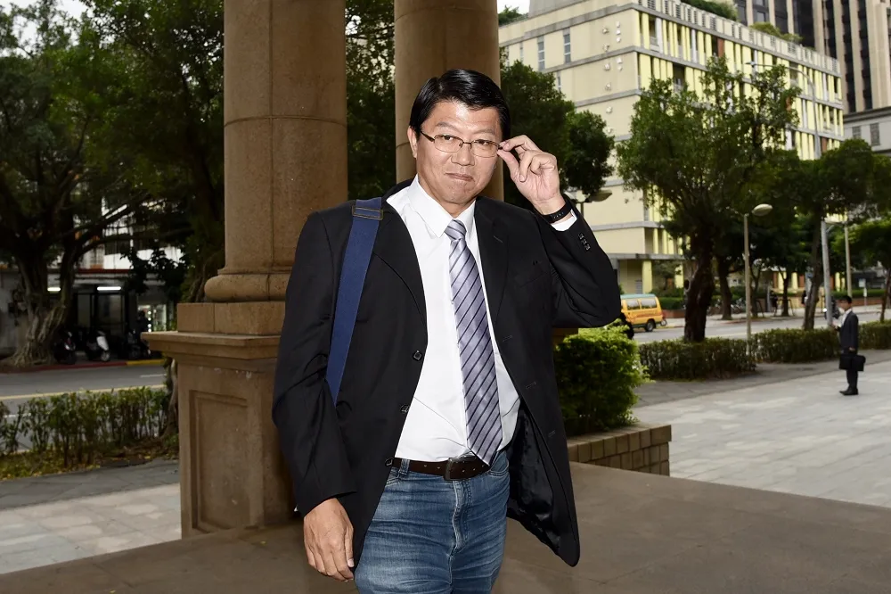 影射陳亭妃「鴛鴦水鴨」遭判罰25萬　二審開庭謝龍介未談案情