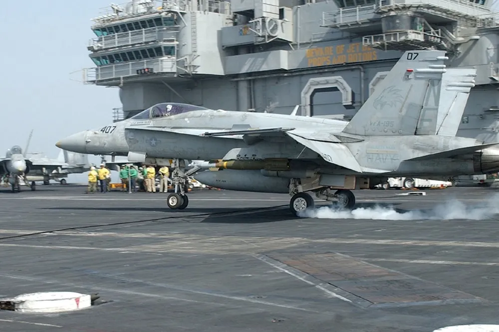 駐日美軍大黃蜂戰機與加油機互撞　2獲救5失蹤