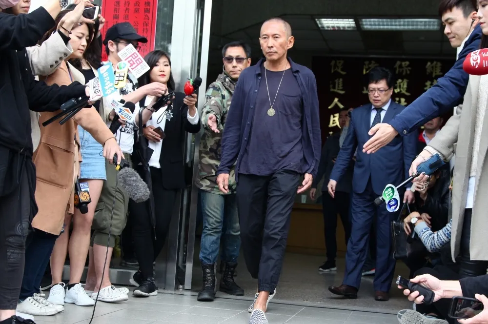 【豆導涉性侵】鈕承澤「被攝影機K頭」向北檢請假　僅律師現身
