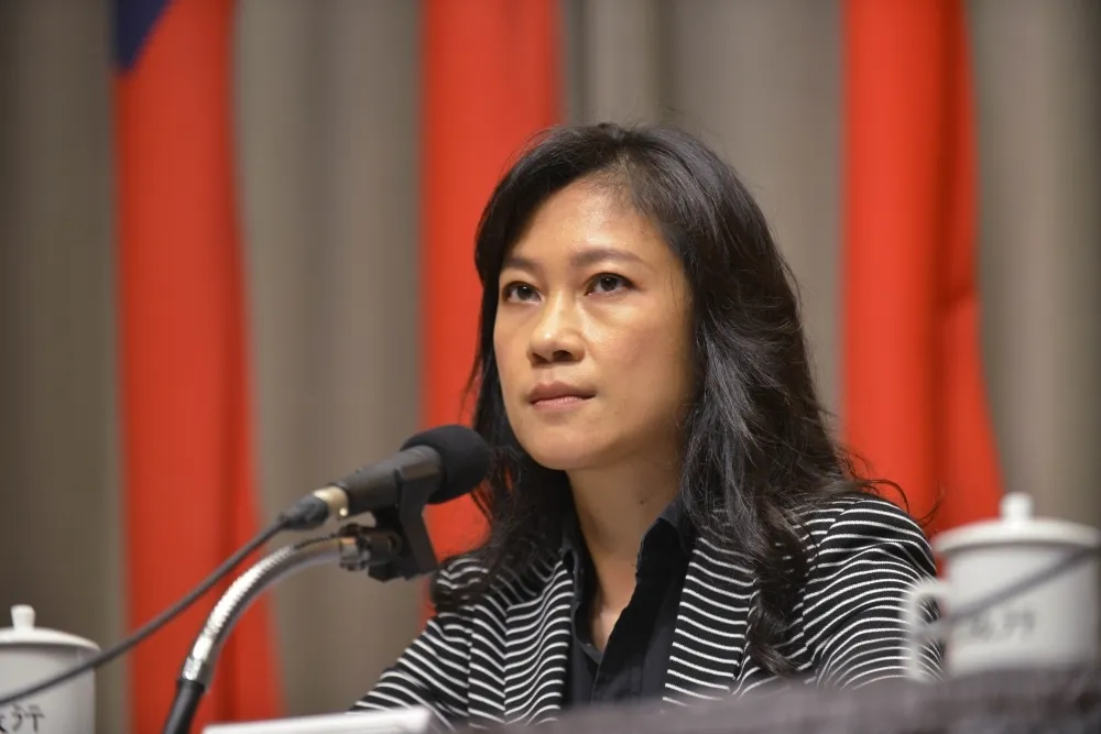 【政院修法防謠言】社群網站須負查核責任　假訊息1天不下架連帶罰