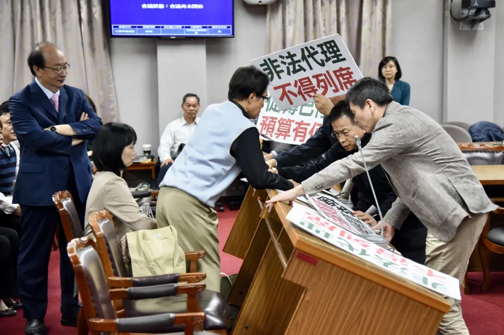 【開會僅13分鐘】藍委杯葛促轉會預算　翻桌怒嗆楊翠離開