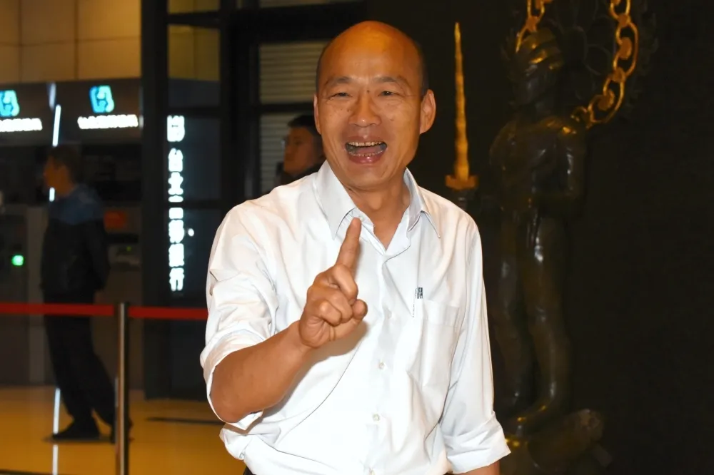 韓國瑜無預警直播　調侃陳其邁歌聲：好像脖子被人家踩到一樣